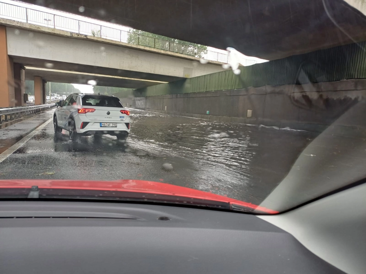 Regenbuien op de A20: 51 minuten vertraging