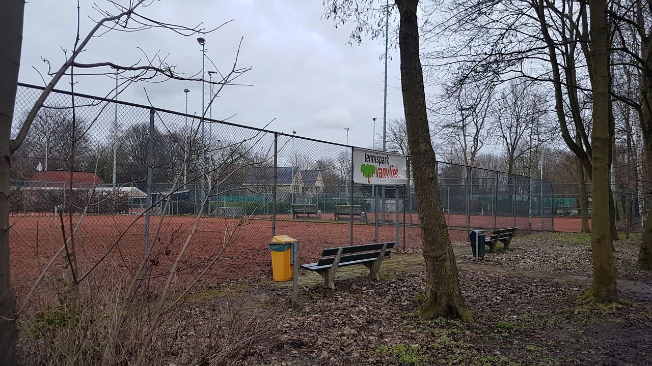 Tennispark Van Vliet bouwt banen om voor padèl