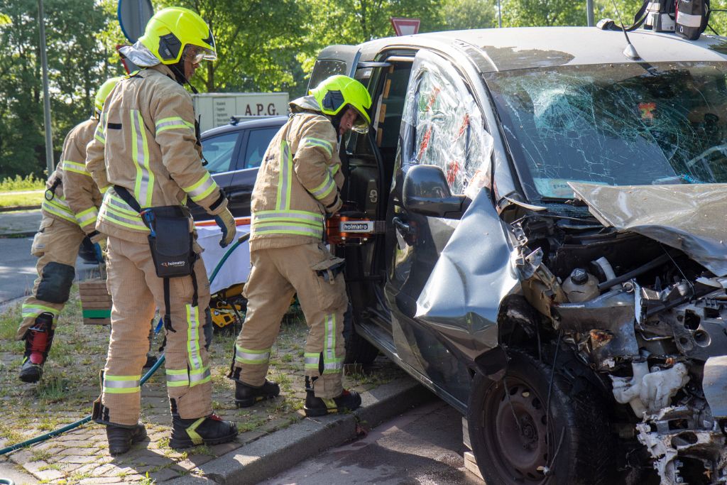 Brandweer bevrijdt bestuurder uit auto na ongeval