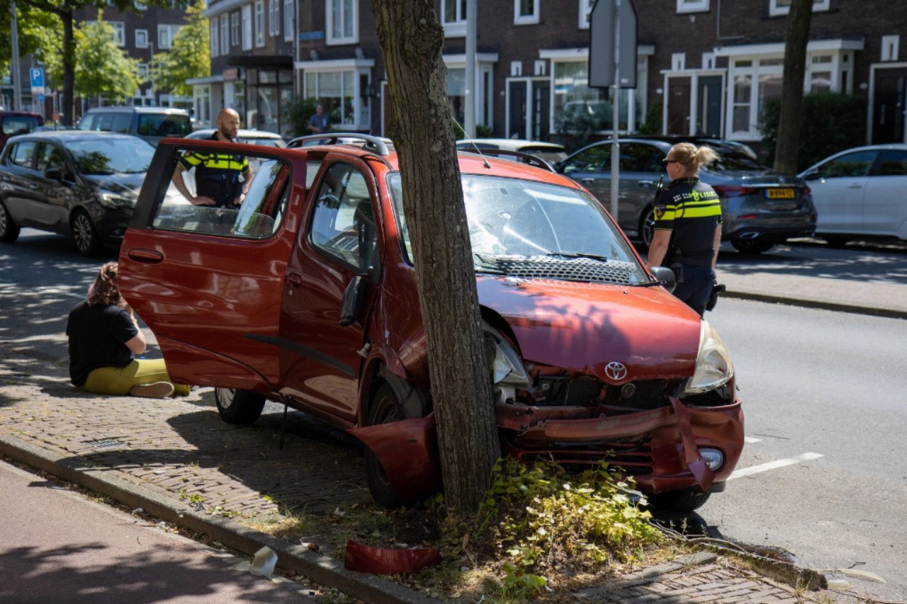 Automobiliste verliest macht over het stuur, auto&rsquo;s beschadigd