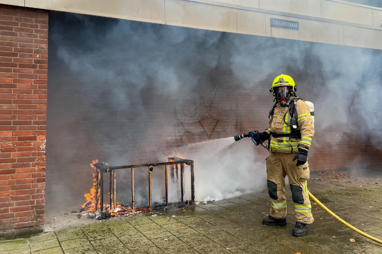 Grof vuil aangestoken tegen gevel flatgebouw