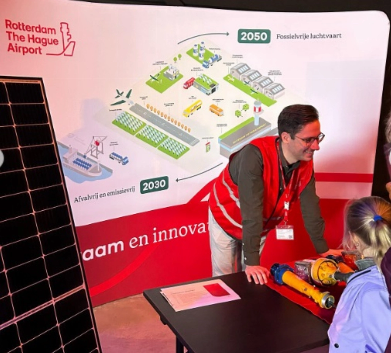 Kinderen kijken rond op vliegveld