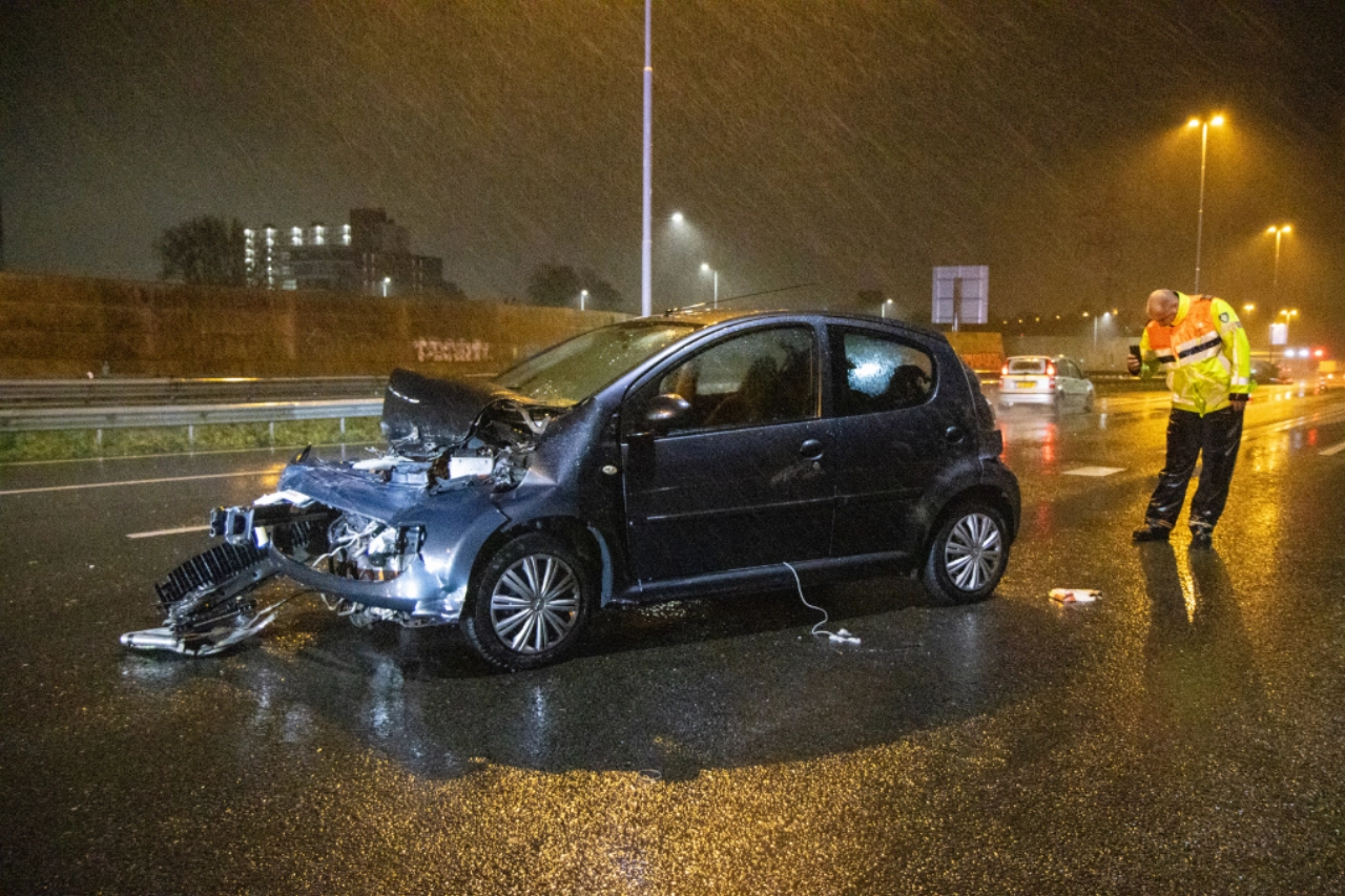 Bestuurder vlucht na eenzijdige crash op A20