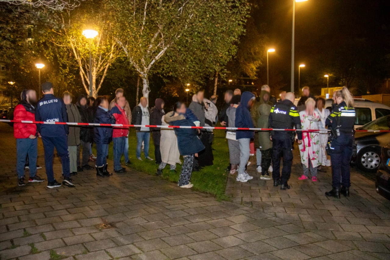 Bewoners gered na keukenbrand; buren geëvacueerd