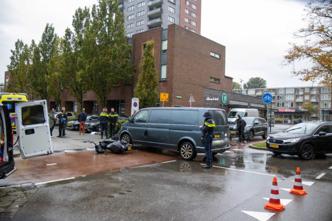 Scooterrijder gewond nadat hij op busje klapt