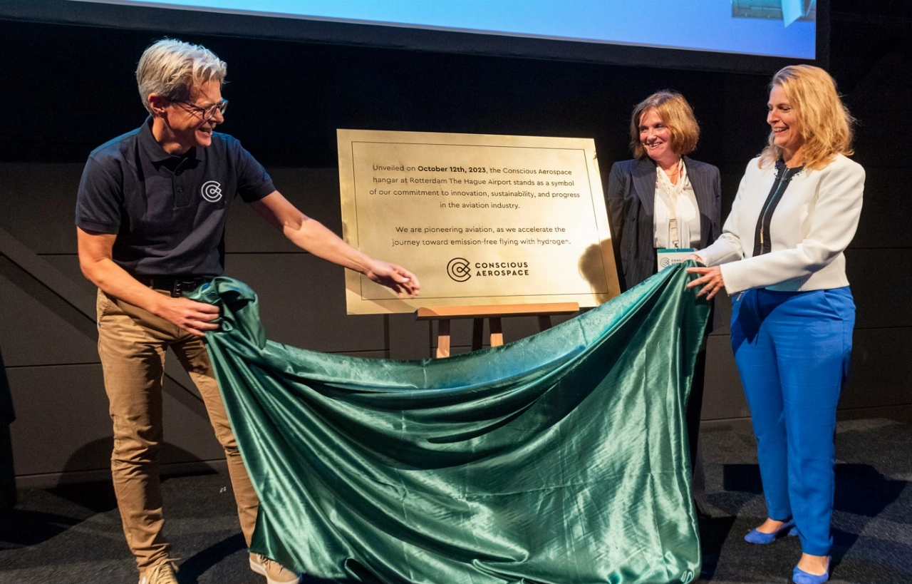 Opening hangaar Conscious Aerospace op vliegveld