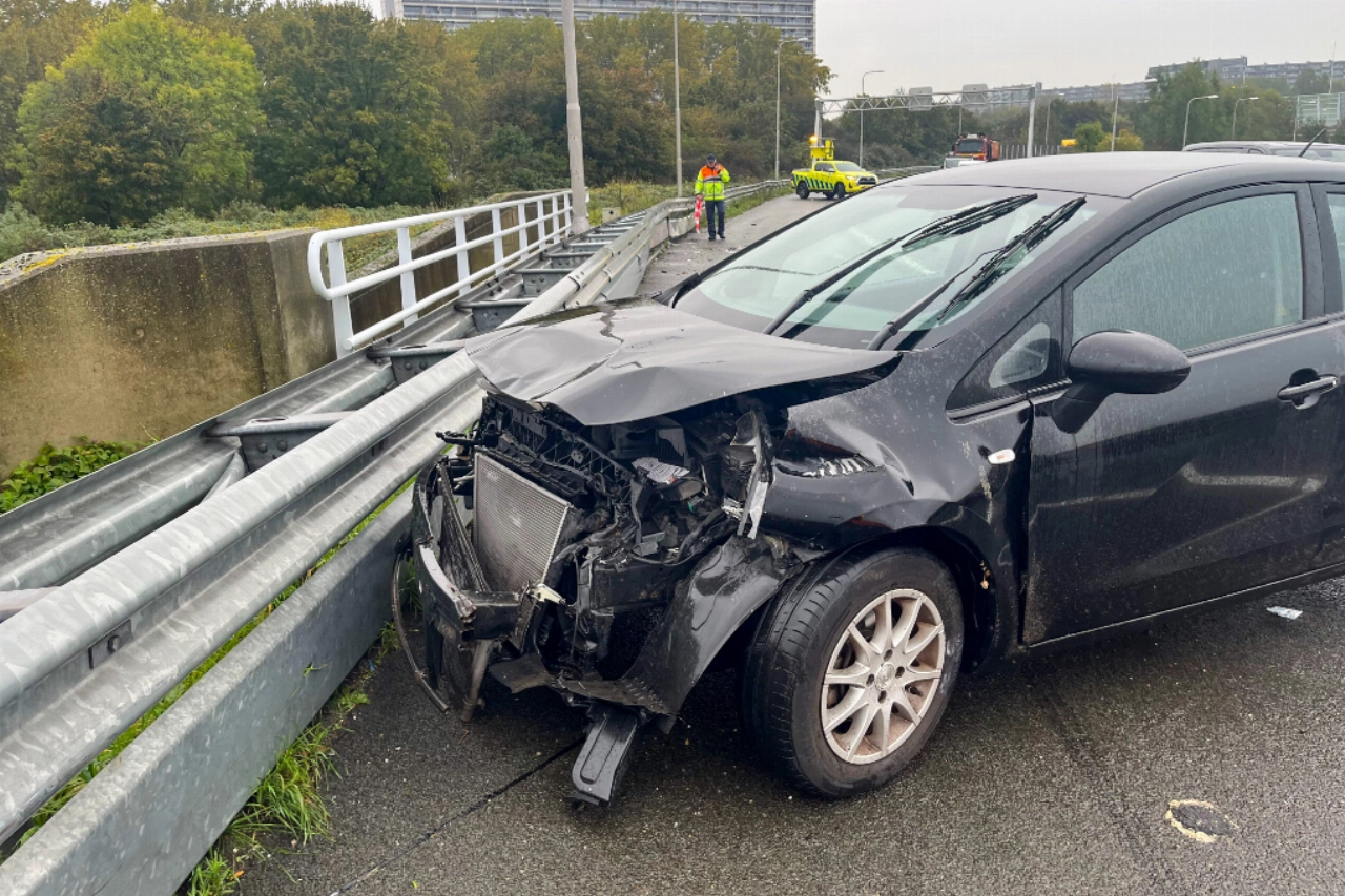 Bestuurder heeft nekklachten na ongeval op snelweg