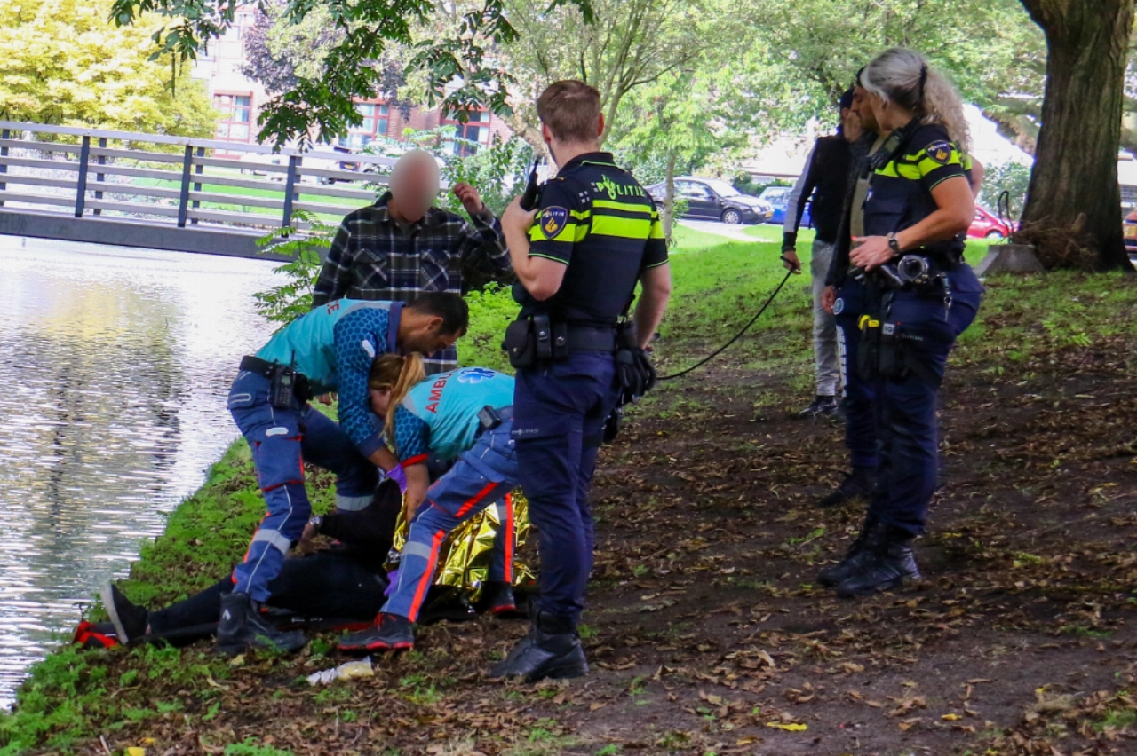 Man met scootmobiel en hond te water