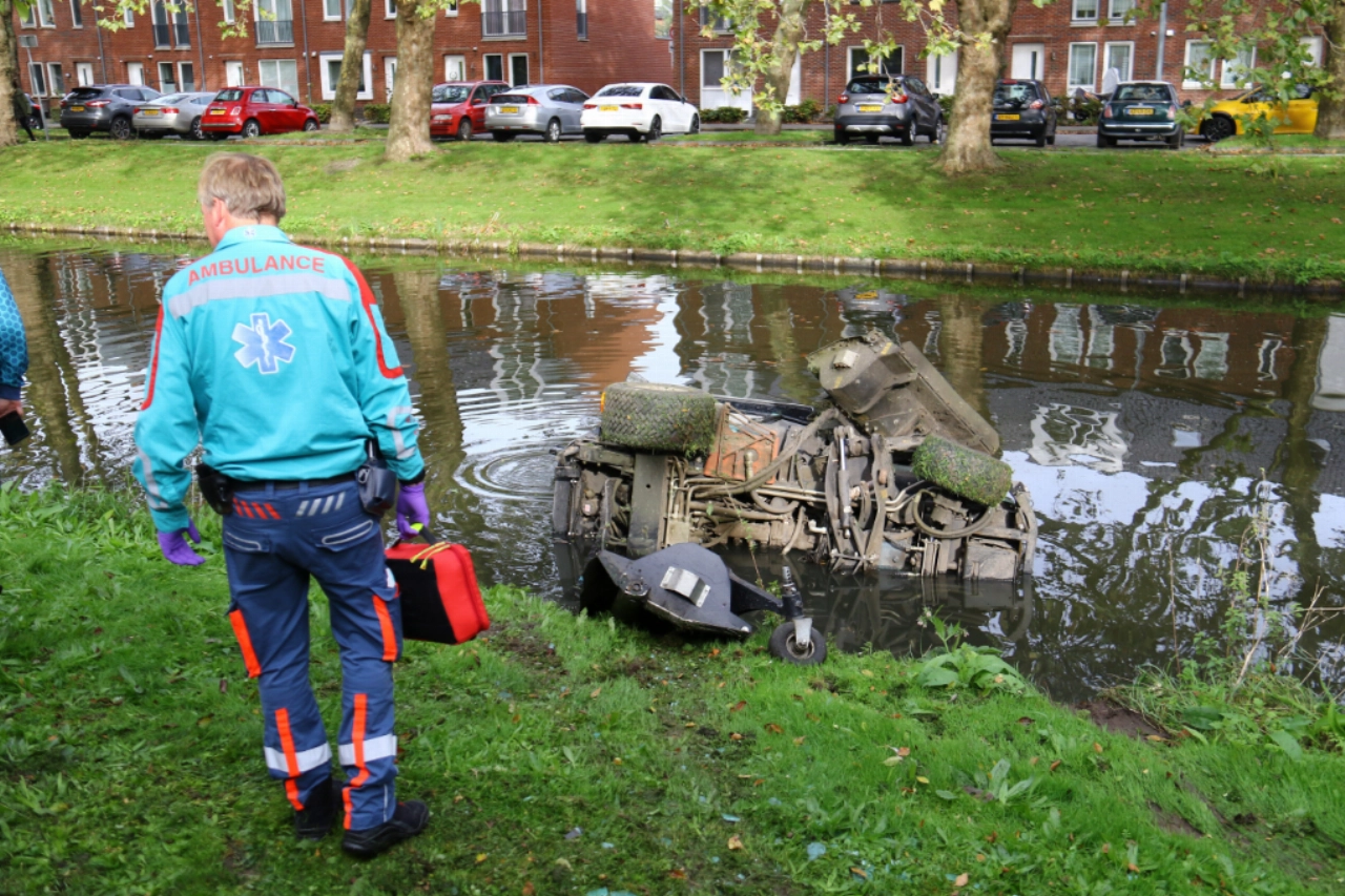 Grasmaaier belandt in sloot na botsing met tram