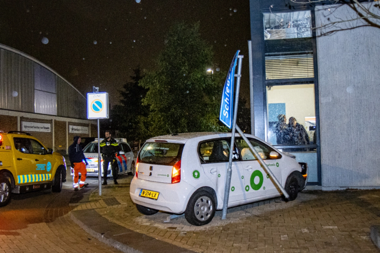 Auto ramt gevel bedrijfspand