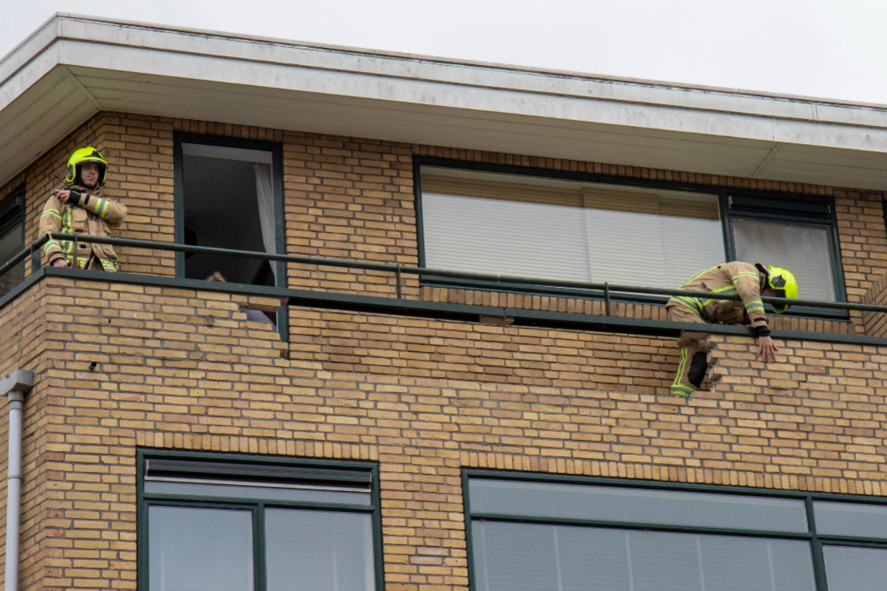 Muurtje balkon niet bestand tegen verhuislift