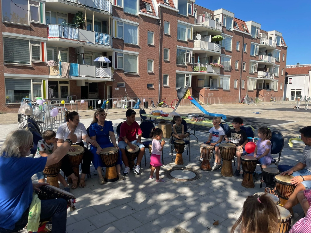 Stralend Welkom terugfeest zoekt de schaduw op