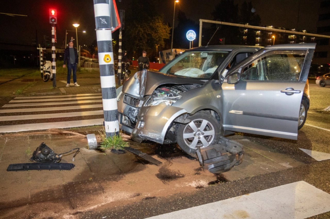 Auto aan barrels na knal op paal