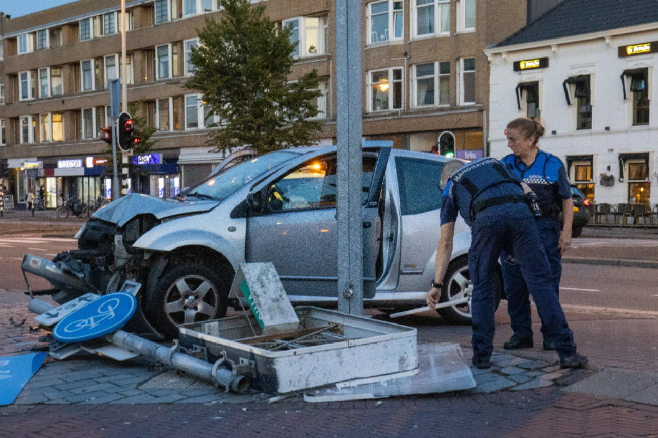 Navigatie wijst van de weg tegen de paal