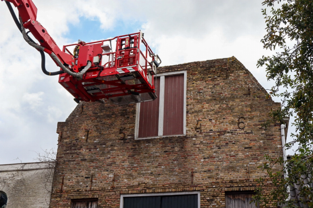 Brandweer controleert gevel Verbrande Erven