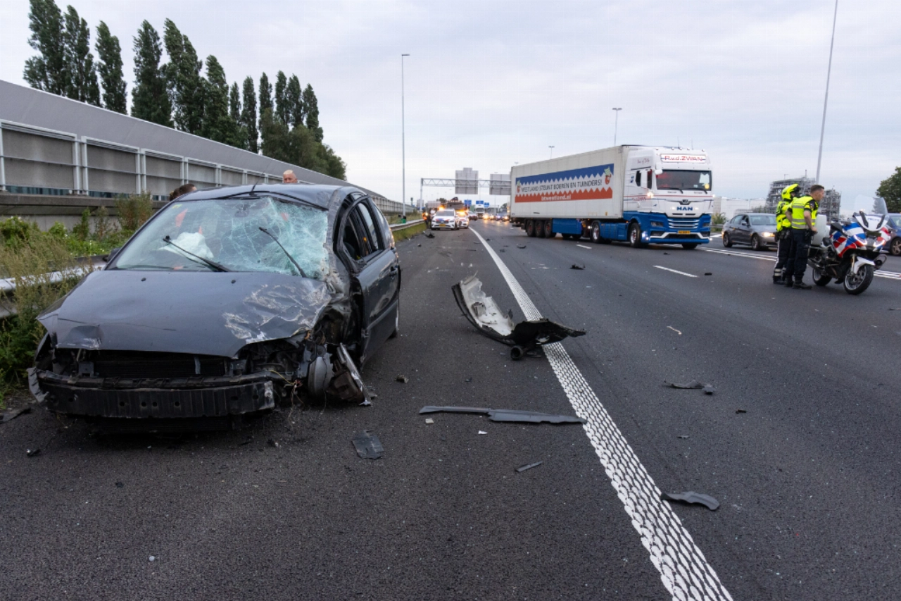 Auto meerdere keren over de kop op A4