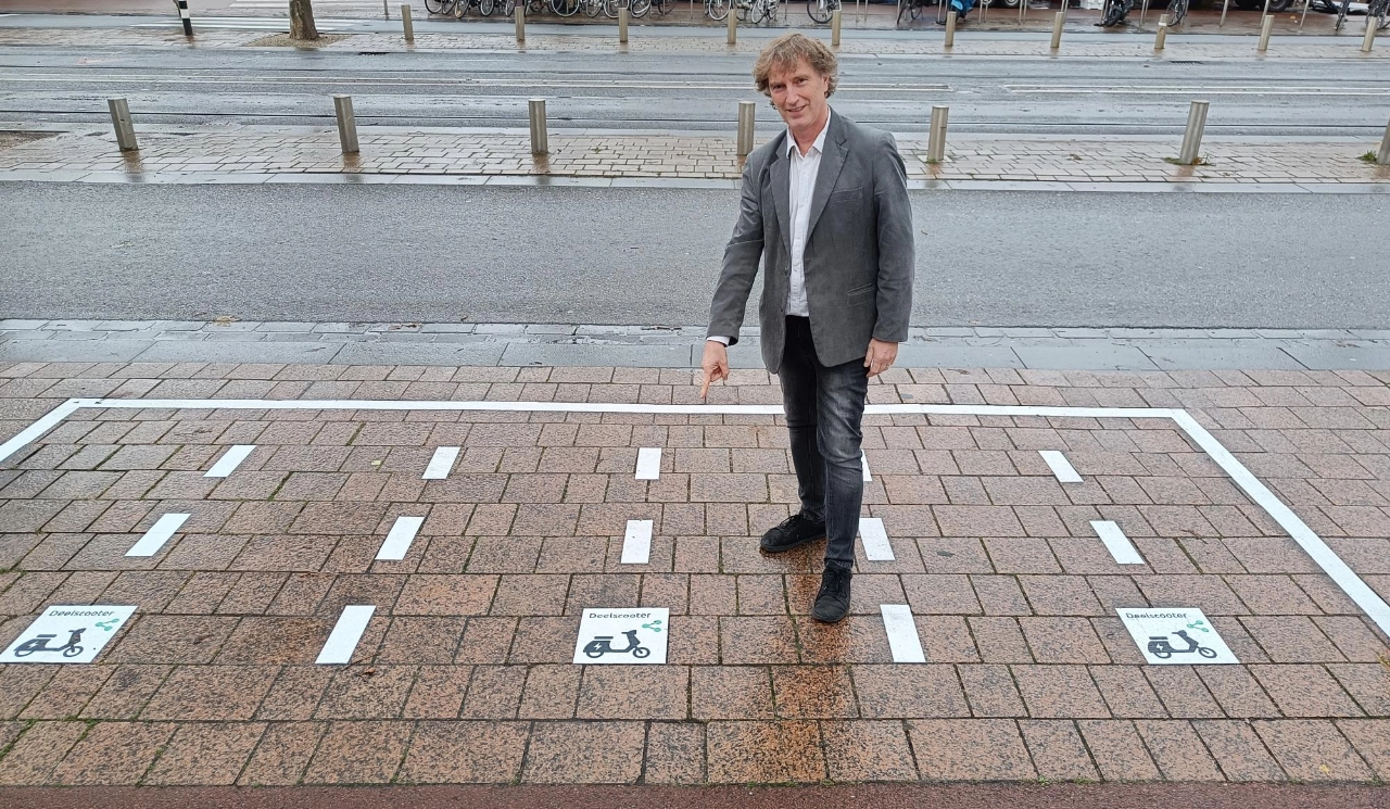 Schiedam richt parkeervakken in voor deelscooters en -fietsen