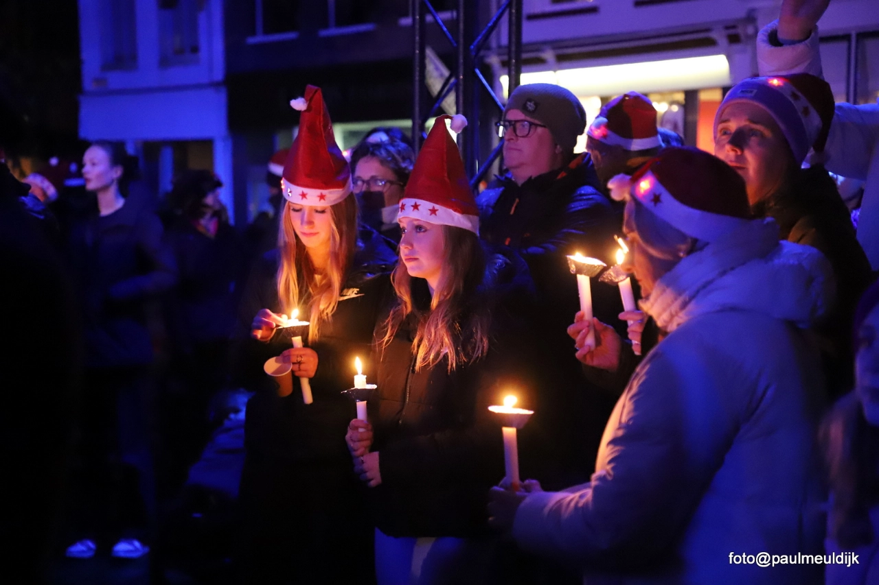 Schiedam verzamelt zich rond het licht van de kerstboom