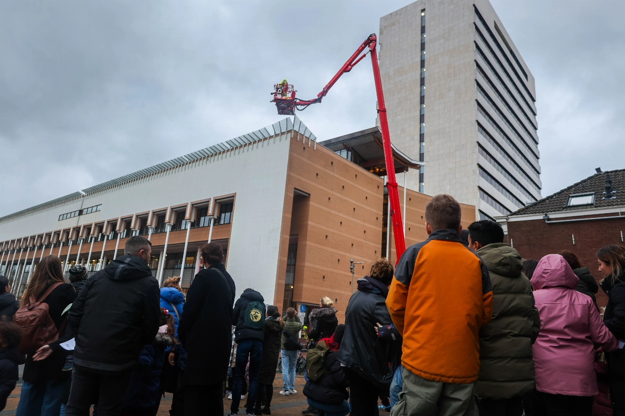 Glasplaat waait van stadskantoor