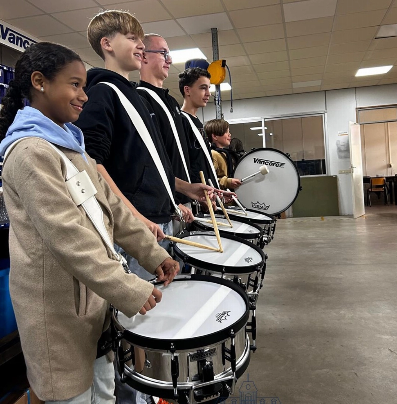 Jeugd Rijnmondband blij met nieuwe instrumenten