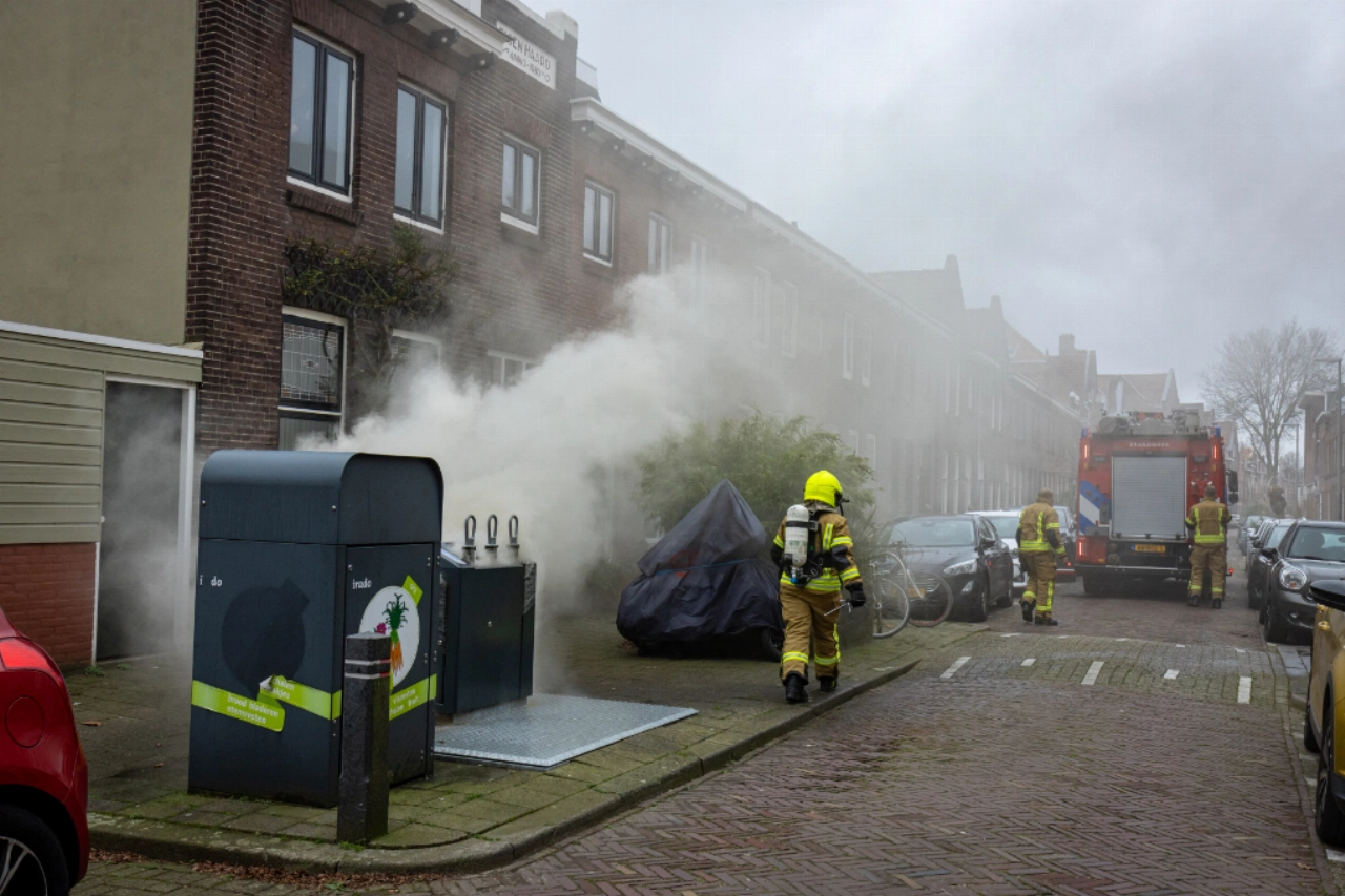Brandweer blust containerbrand