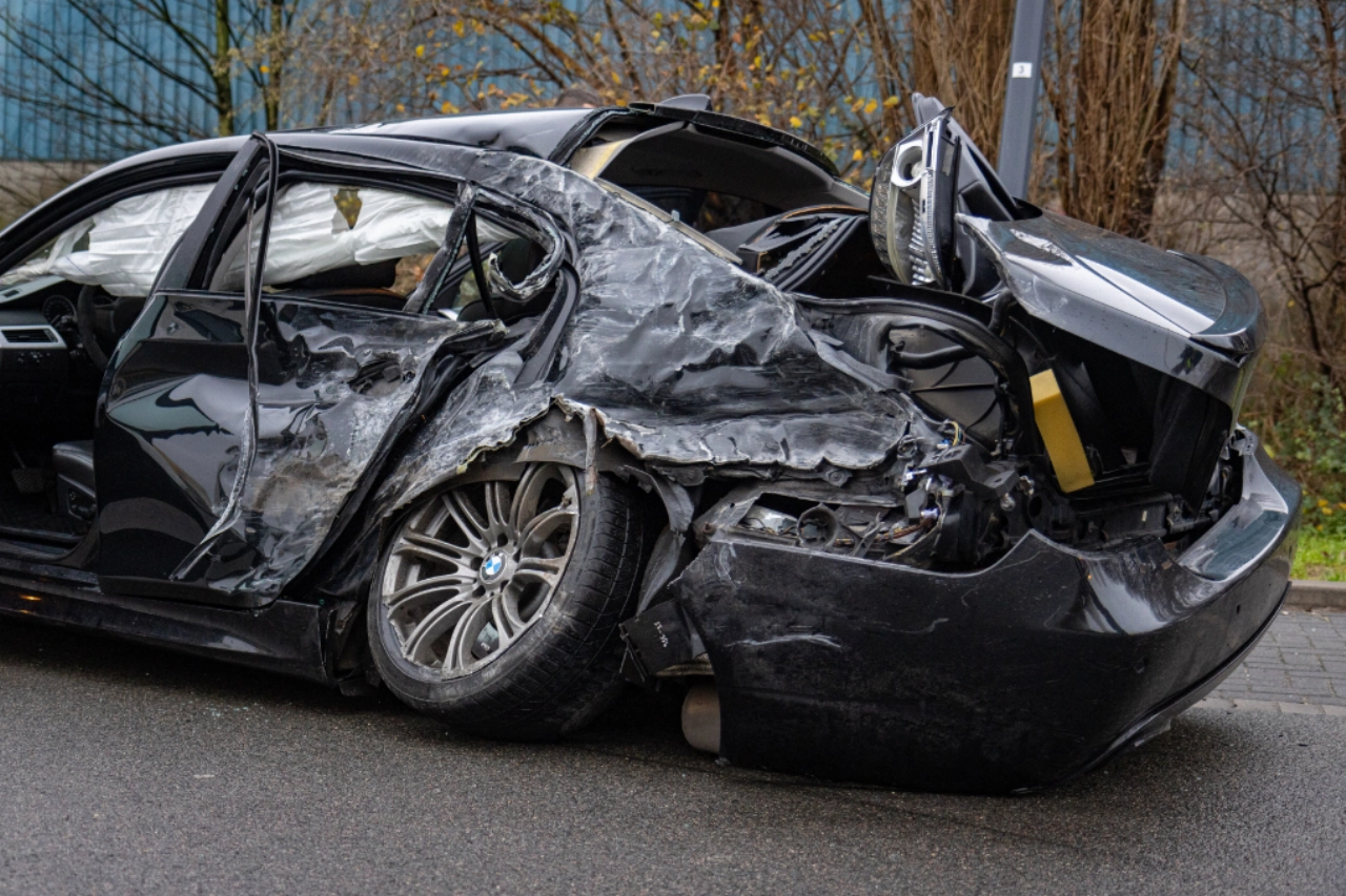 Grote schade aan auto en vrachtwagen na crash
