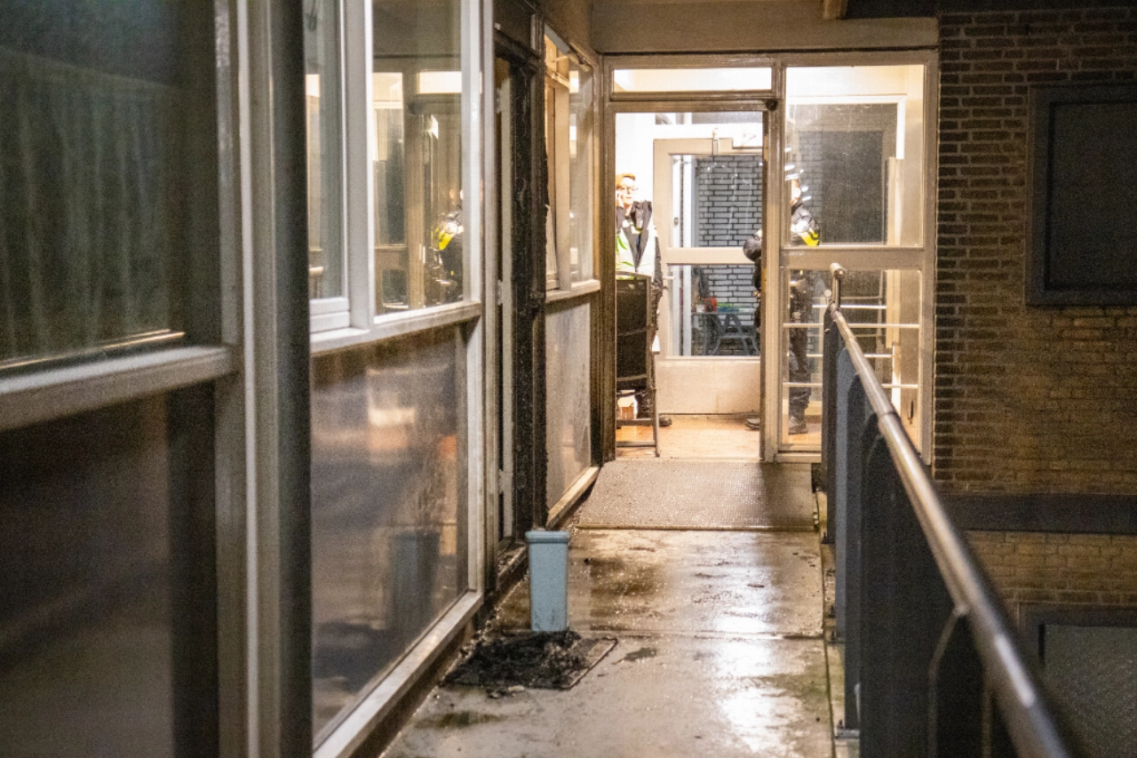 Bewoonster in Groenoord schrikt wakker en blust brand