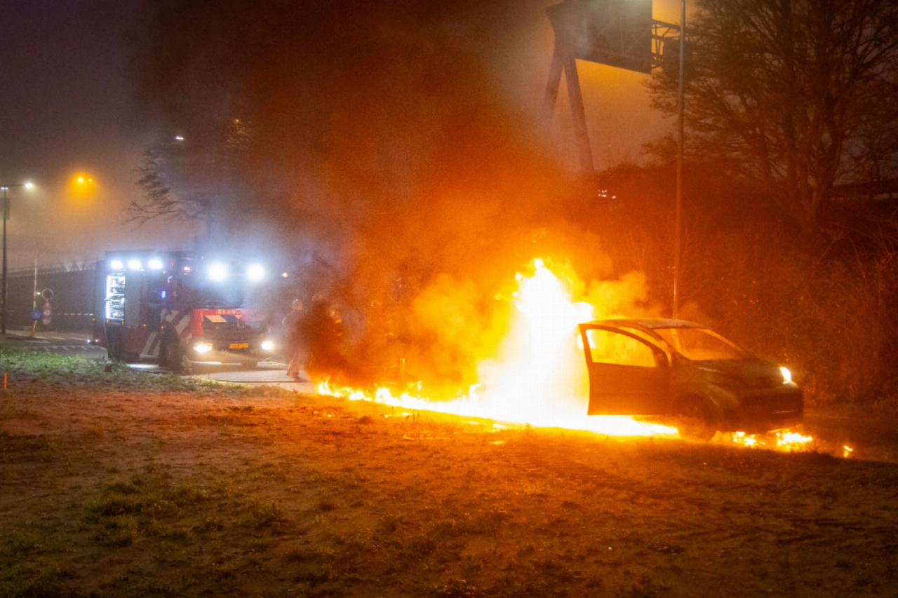 Rijdende auto in brand