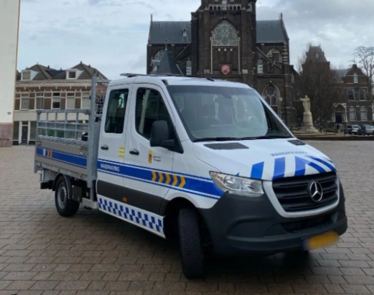 Handig: nieuwe dienstauto haalt scooters en fietsen weg met kraan