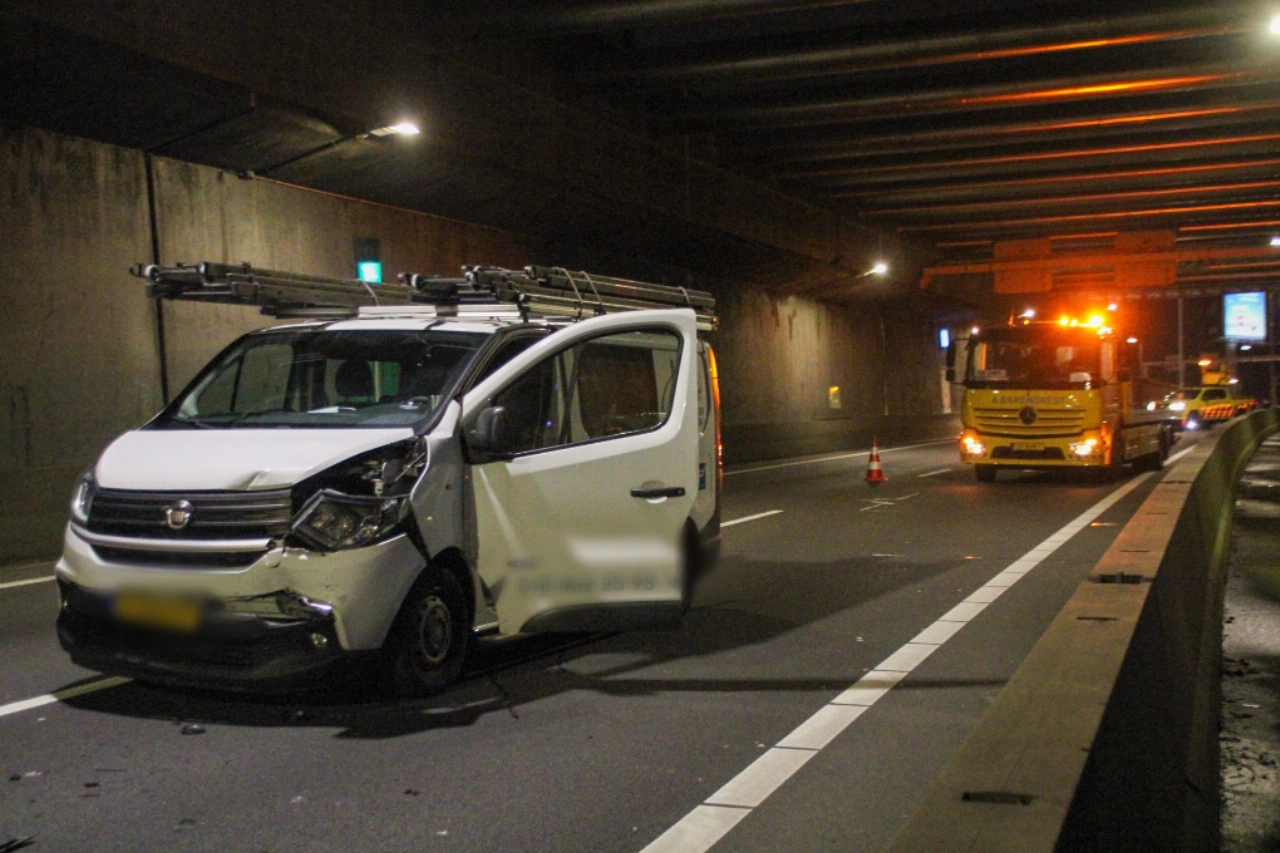 Busje rijdt op auto met zwangere vrouw in tunnel