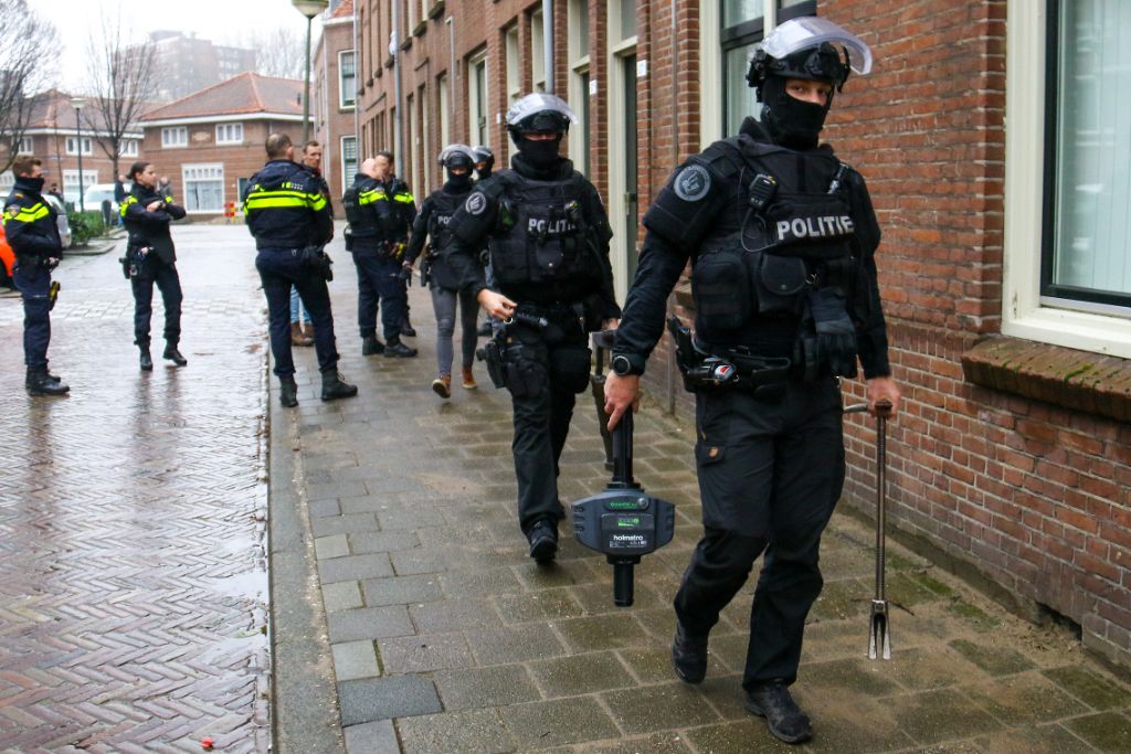 Politie doet inval in woning Oude Maasstraat