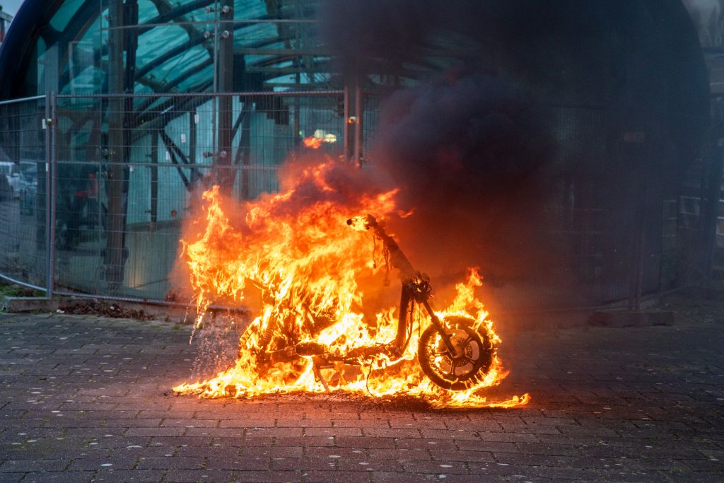 Scooter brandt uit bij metrostation