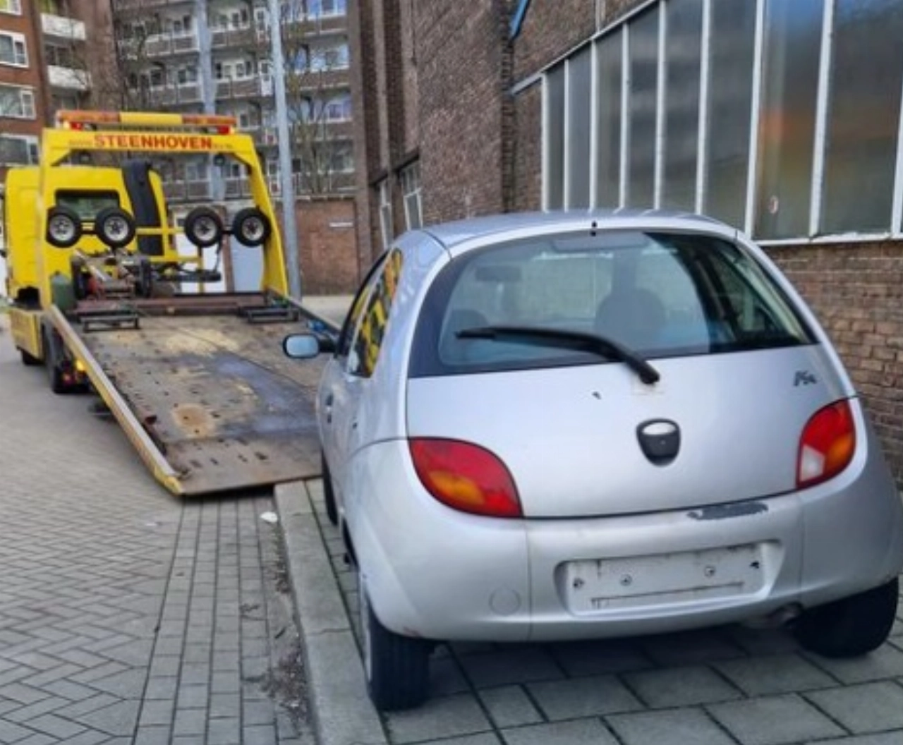 Team Toezicht & Handhaving laat auto wegslepen