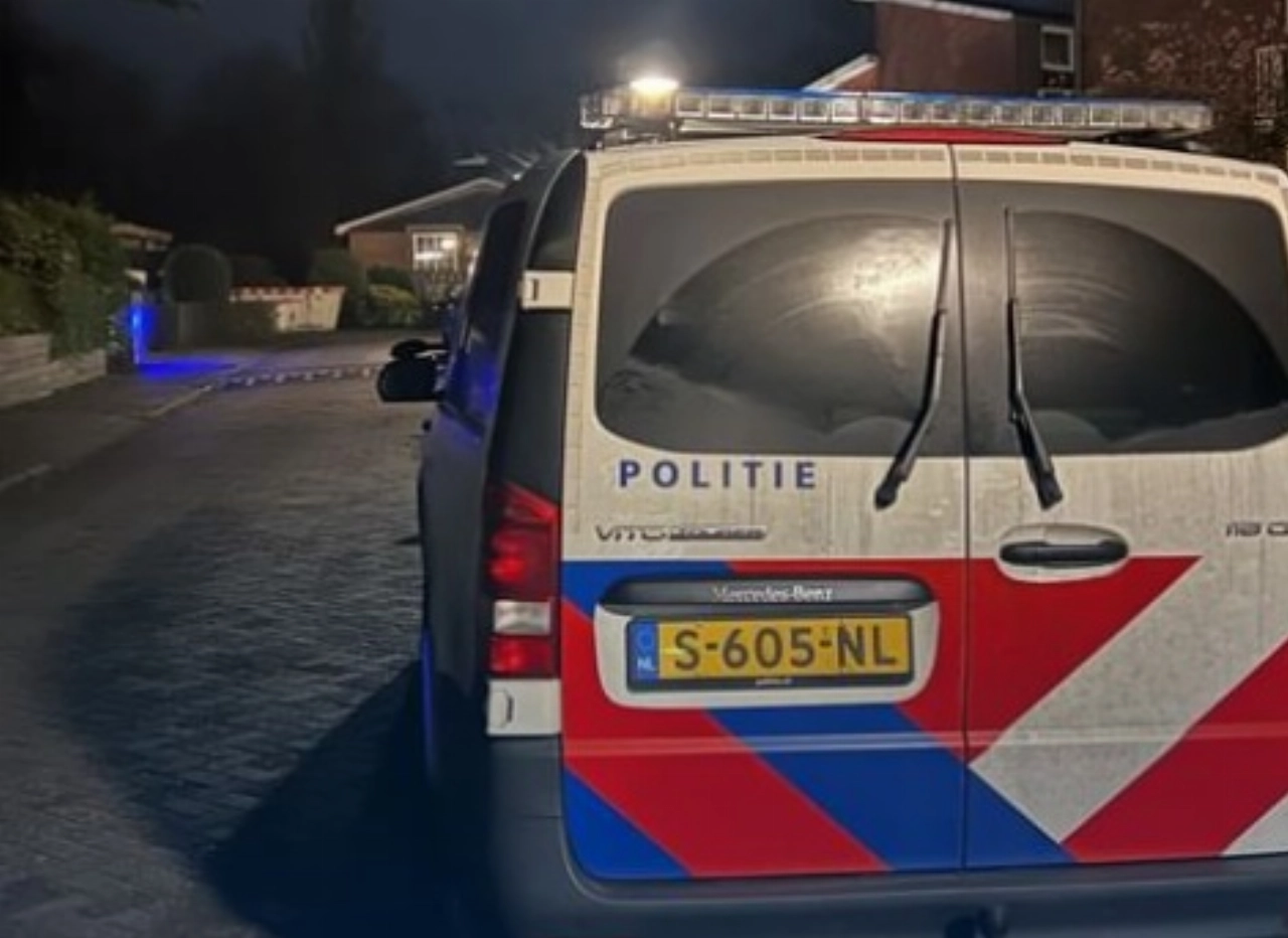 Twee personen op ladder gezien bij woning