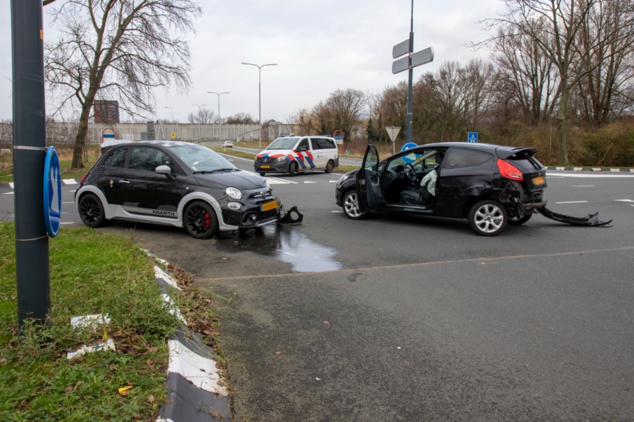 Twee auto's op elkaar op Hargalaan