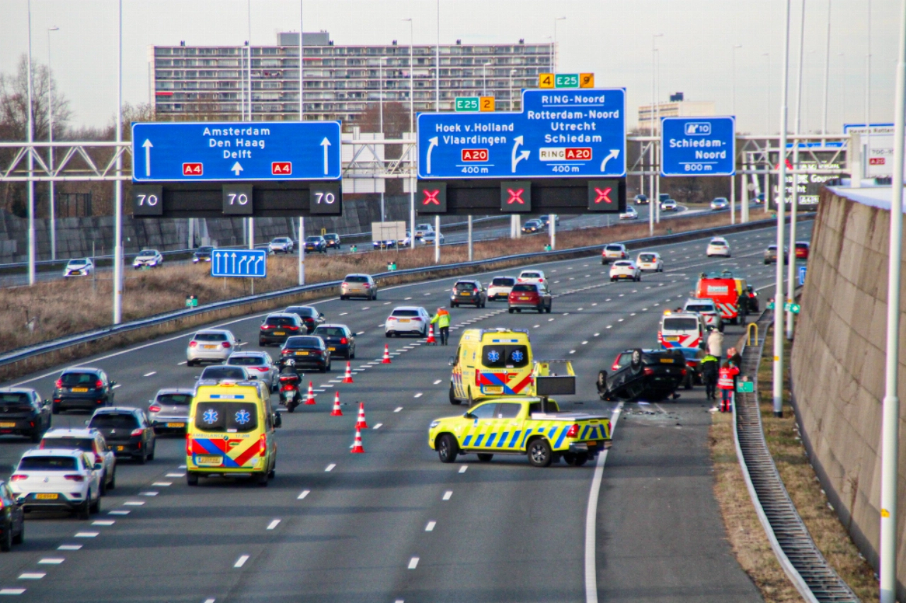 Auto ondersteboven op A4