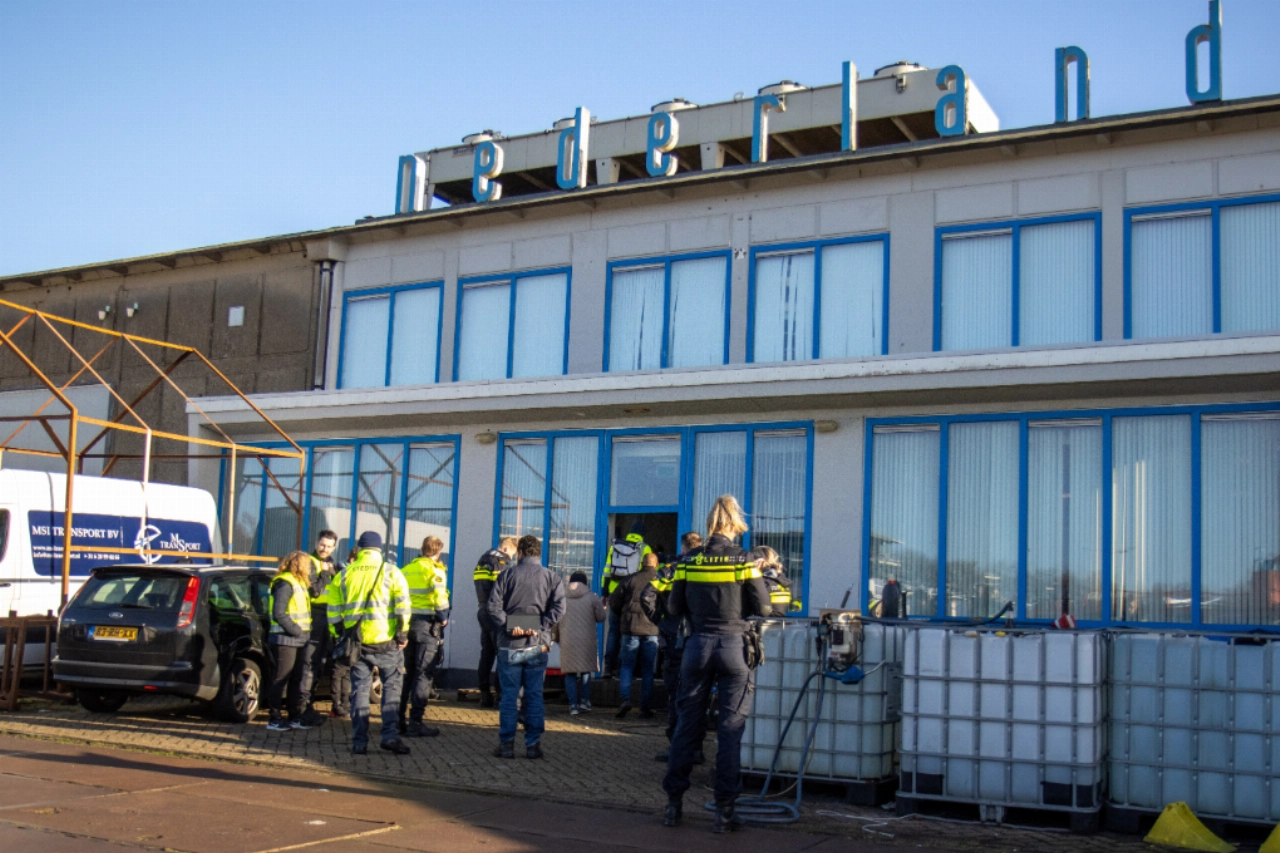Veel geld, gestolen bus, onveilige machines en illegale werknemers