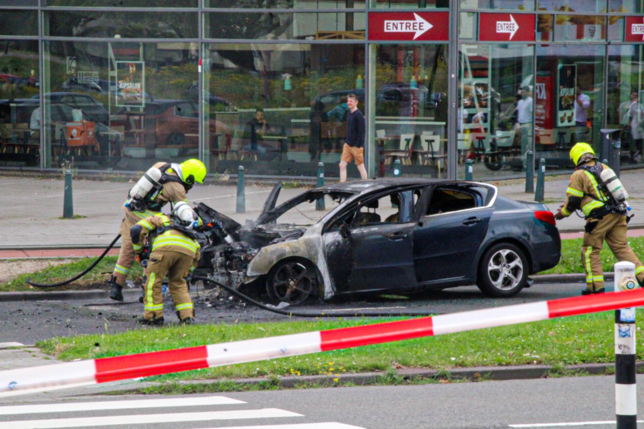 Auto al rijdend in brand
