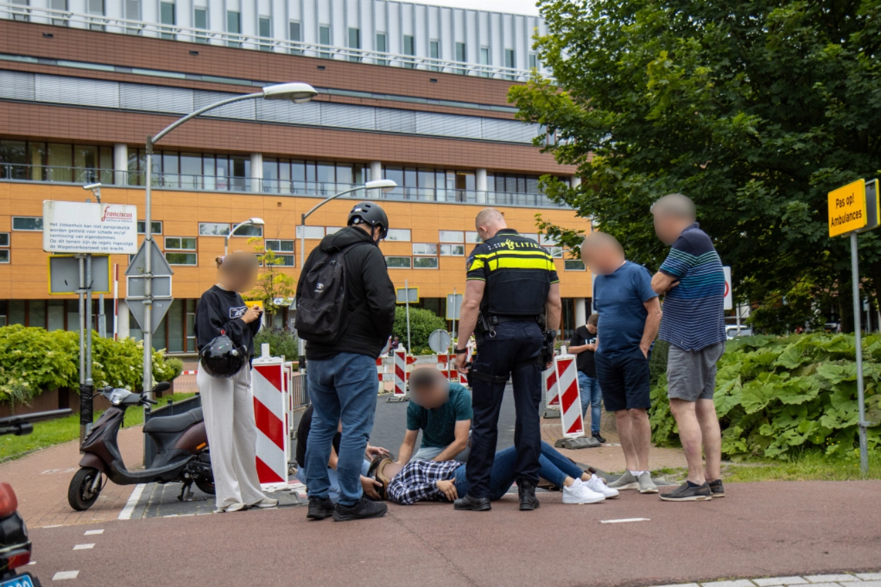 Gewond bij botsing voor deur van ziekenhuis