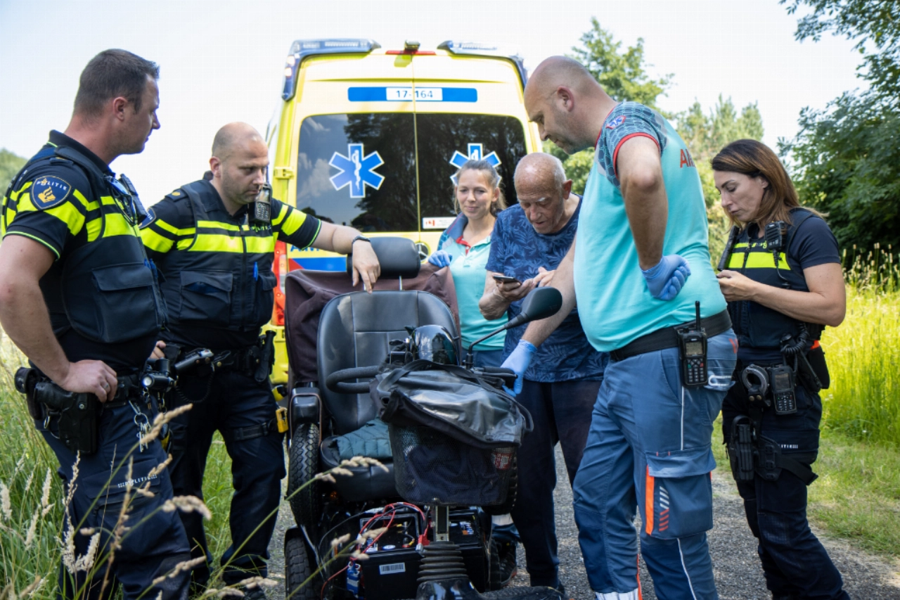 Schiedamse man (87) strandt met scootmobiel en raakt onwel
