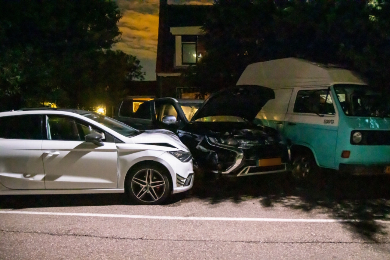 Auto crasht op Polderweg