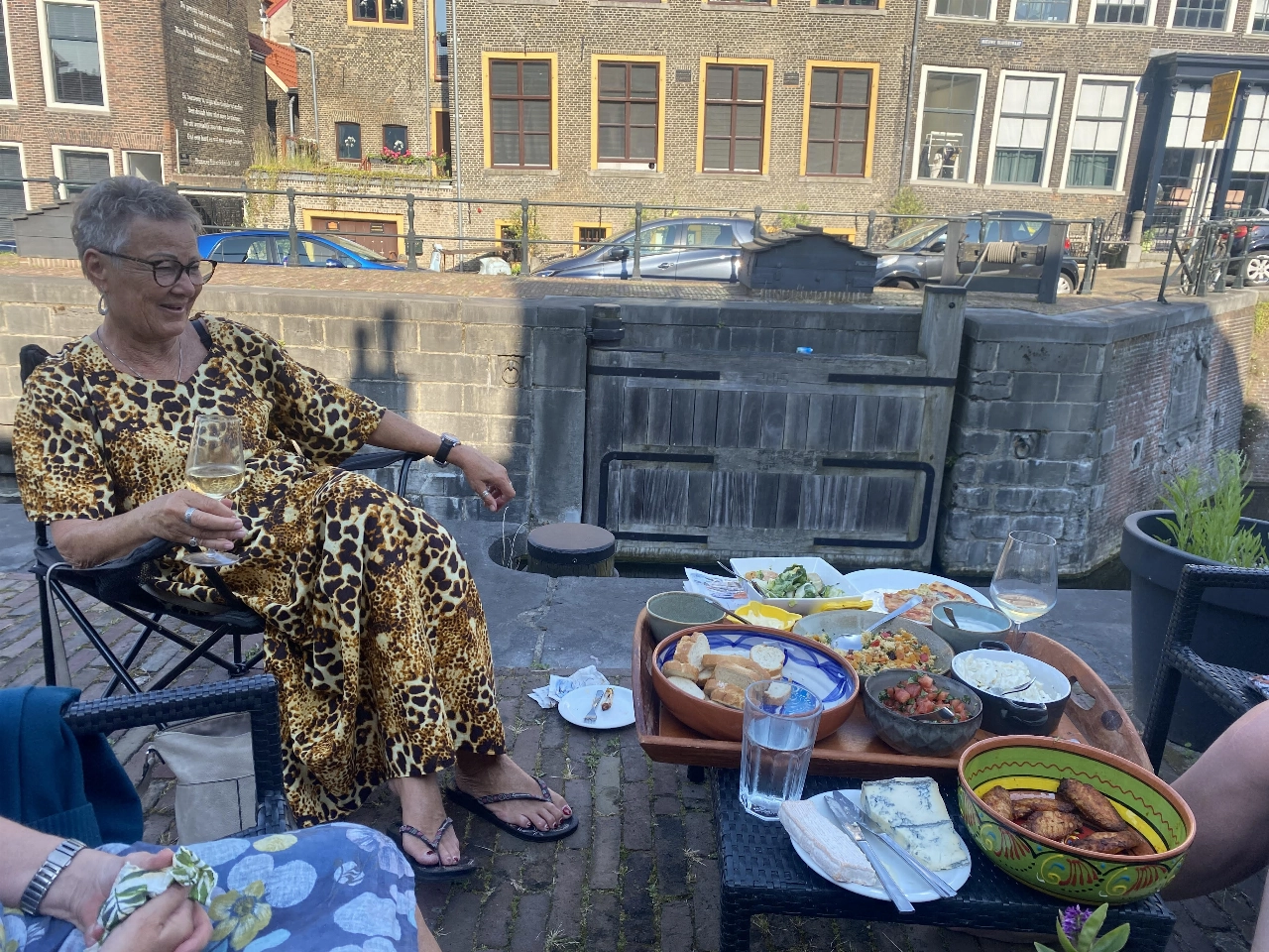 Schiedam geniet van de zon - en soms van de schaduw