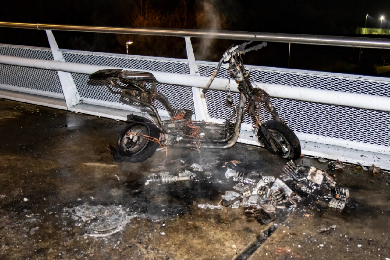 Deelscooter op viaduct staat in brand én explodeert