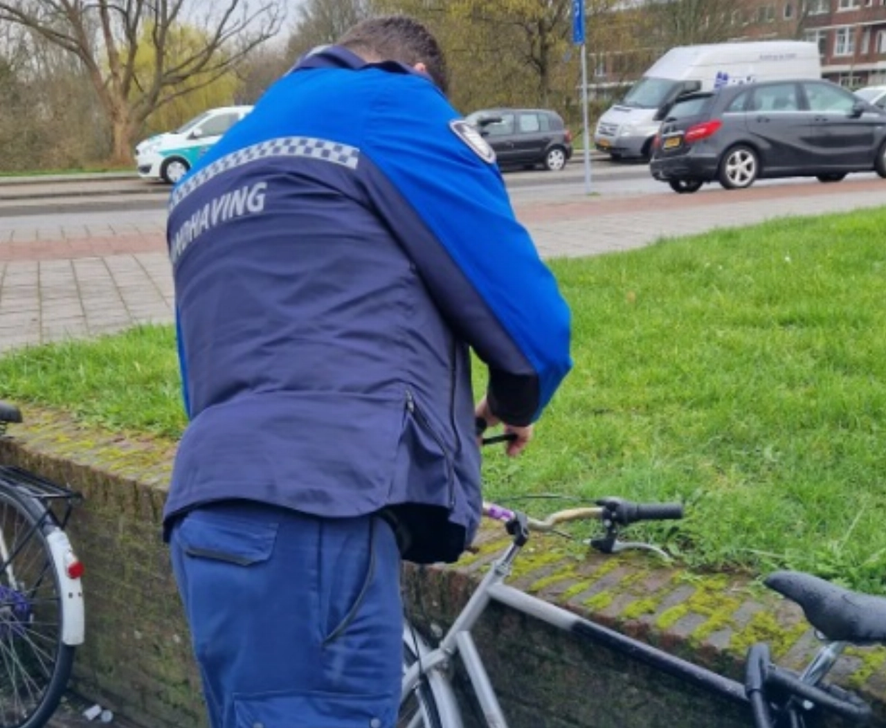 Fietsen voorzien van label bij metrostation