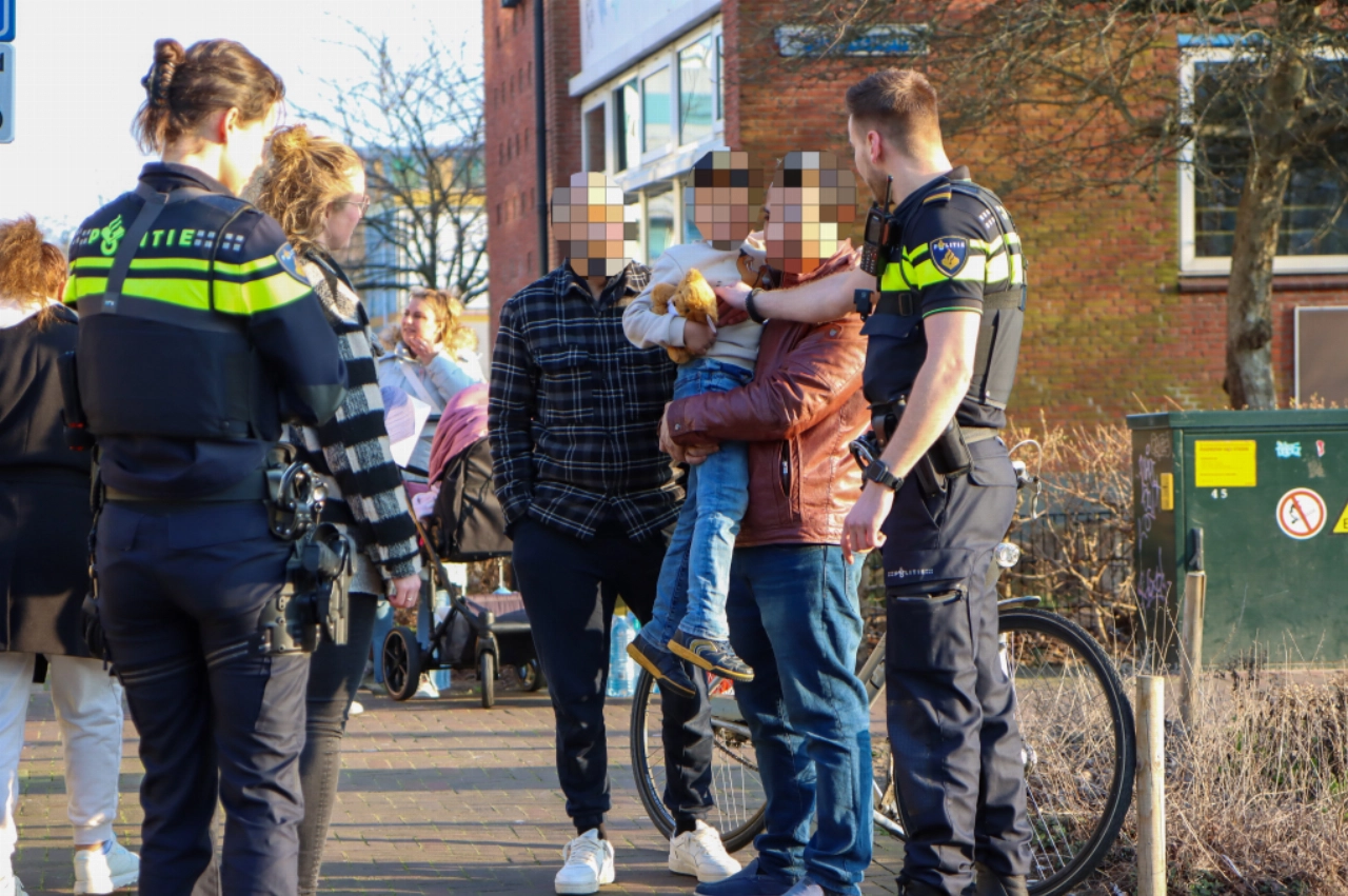 Fietser rijdt in dode hoek van auto en wordt aangereden
