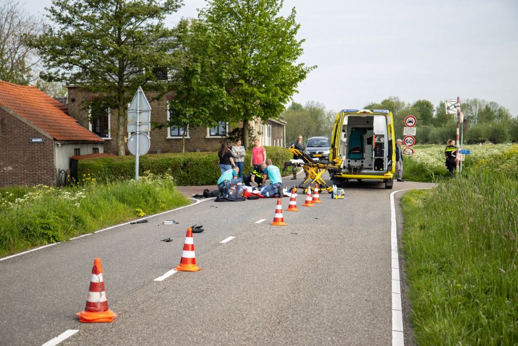 Scooterbestuurder ernstig gewond na aanrijding