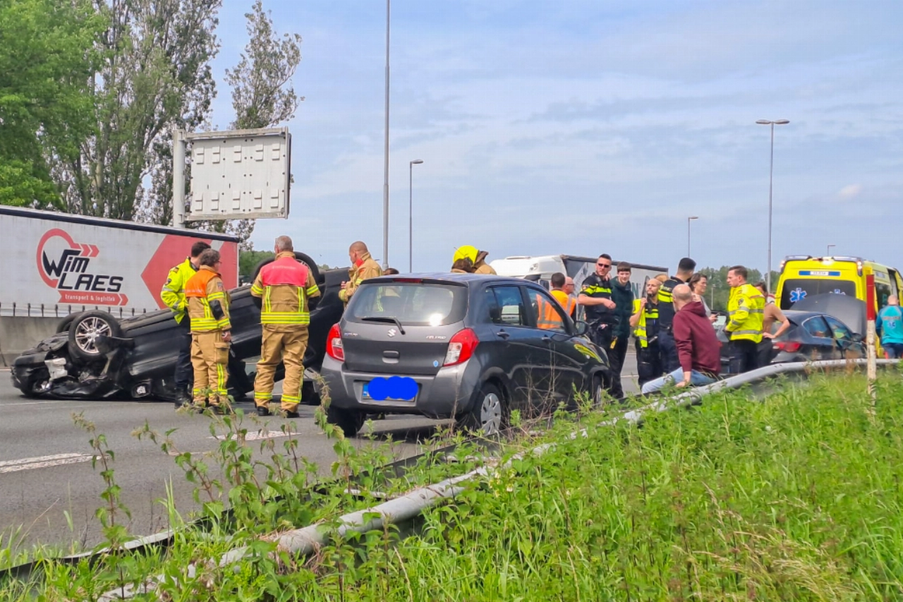 Auto over kop op snelweg