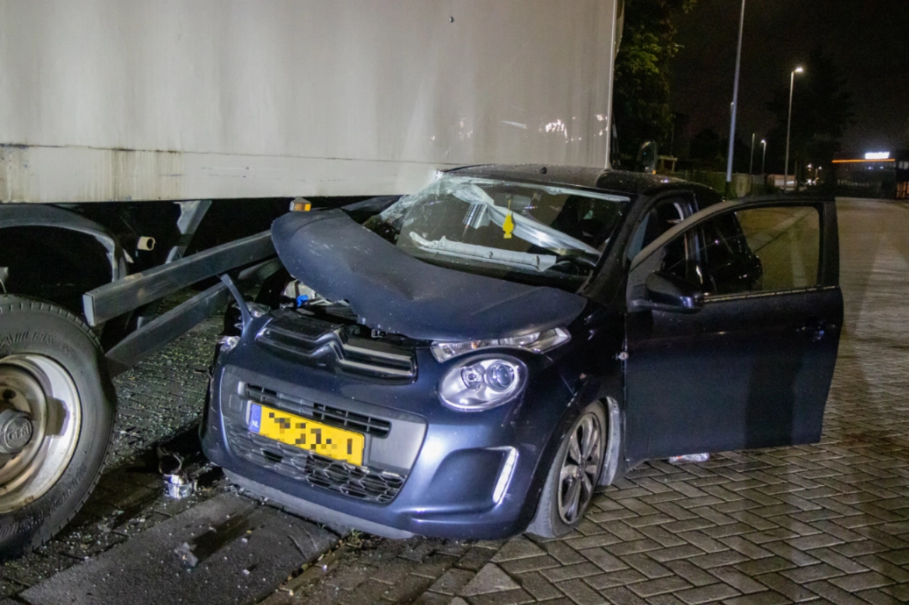 Metalen strip door voorruit verwondt passagier na aanrijding