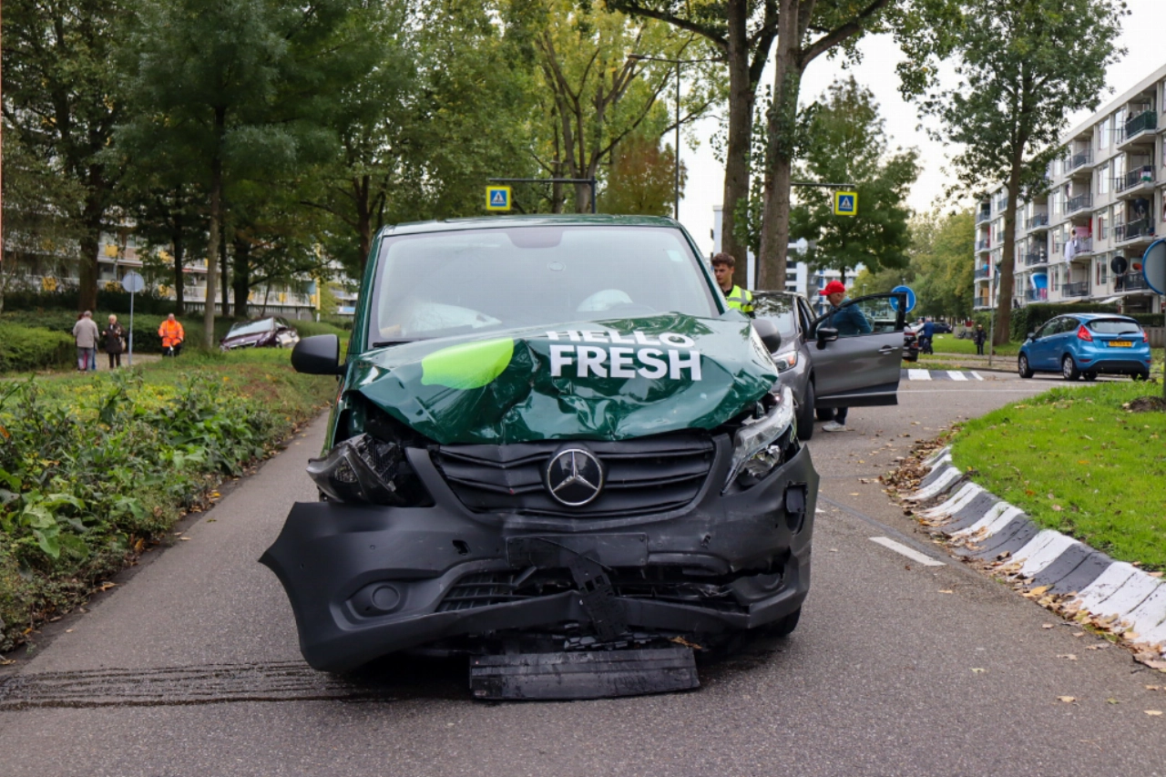 Aanrijding nadat automobilist stopt voor fietser