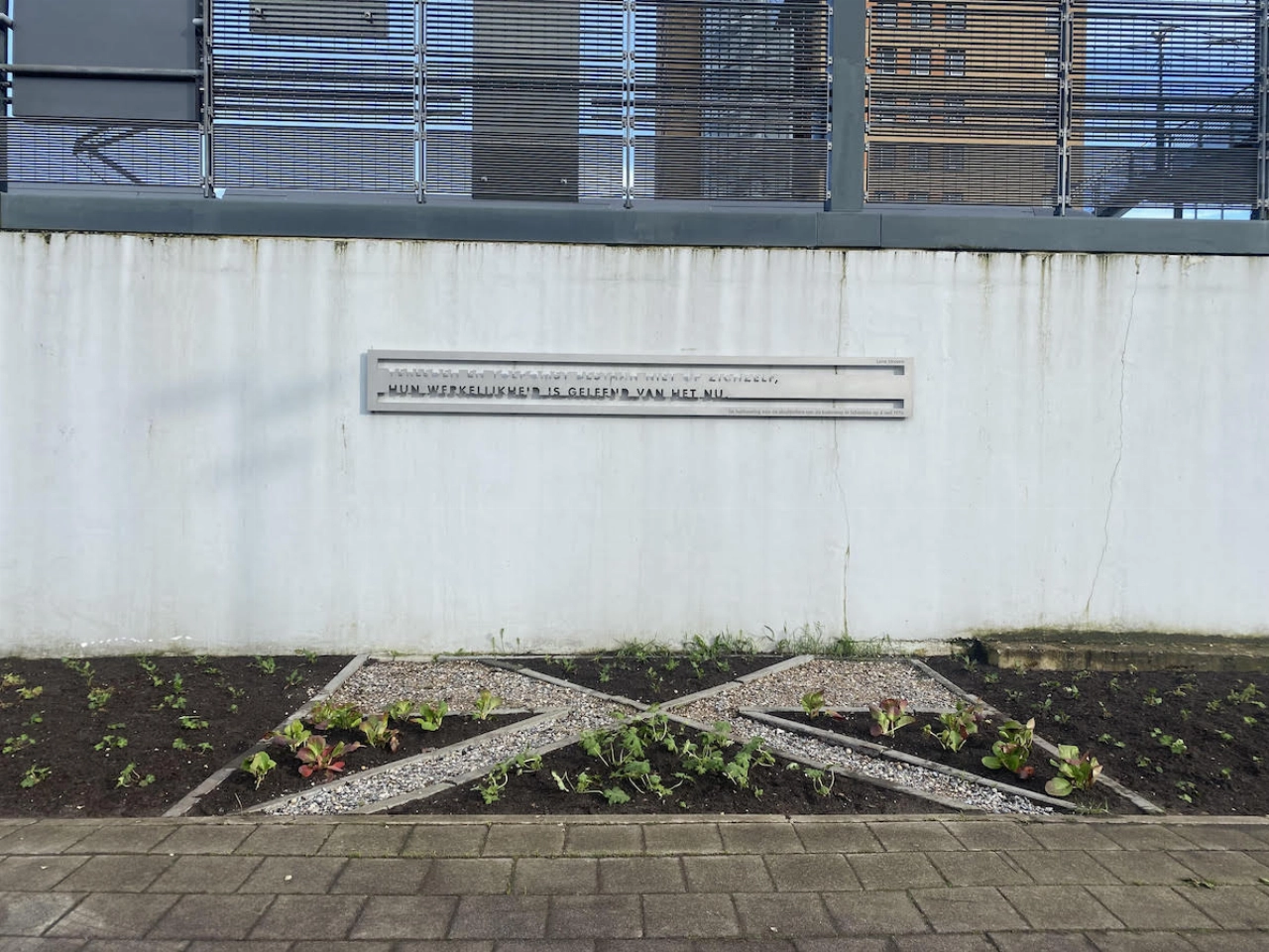 Effe kijken naar de herdenkingsplek